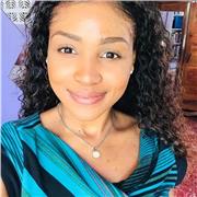 Profesora de inglés imparte clase a niños y a adultos de toda edad